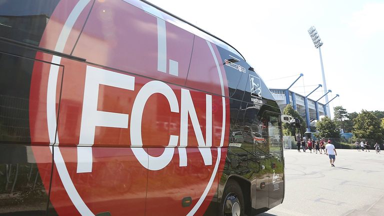 Die Karlsruher Polizei hat einen Fanbus mit dem Teambus des 1. FC Nürnberg verwechselt.