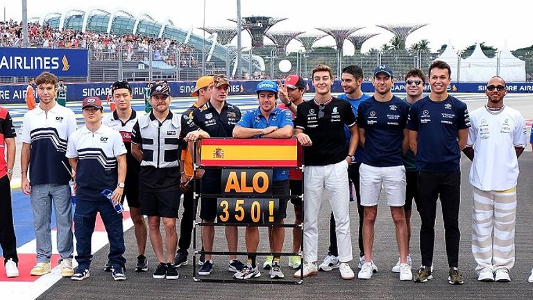 Vor dem Rennen in Singapur gratulierten alle Fahrer Fernando Alonso zu seinem 350. Start. 