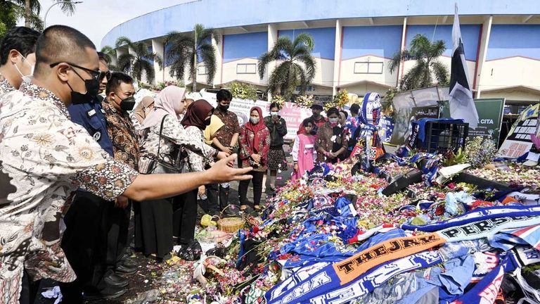 In Indonesien ist es beim Spiel Arema FC und Persebaya FC zu einer Katastrophe gekommen.