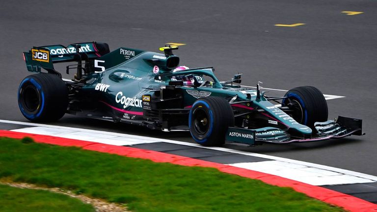 2021: "Honey Rider" - angelehnt an den ersten James-Bond-Film und damit passend zu Aston Martin benennt Vettel sein Auto nach dem Bond-Girl.  Um Siege kann er nicht mitfahren, sein Saisonhighlight: Platz zwei in Baku.