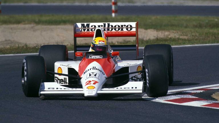 Ayrton Senna verursacht 1990 in Suzuka einen Startcrash mit seinem zu Ferrari gewechselten Dauerrivalen Alain Prost. Beide können das Rennen nicht weiterfahren, McLaren-Superstar Senna sichert sich dadurch im vorletzten GP seinen zweiten WM-Titel.