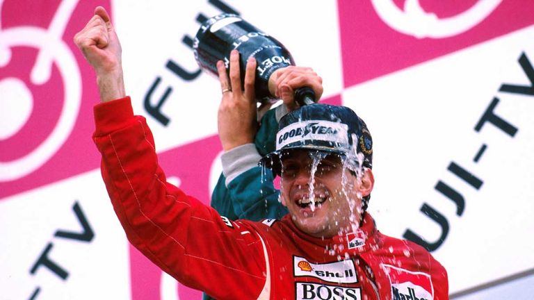 Ayrton Senna rast im Rennen von Suzuka noch von P14 zum Sieg. McLaren-Teamkollege Alain Prost kann dem Brasilianer nach seinem zweiten Platz im vorletzten Rennen der Saison 1988 nur noch zu dessen ersten WM-Titel gratulieren.