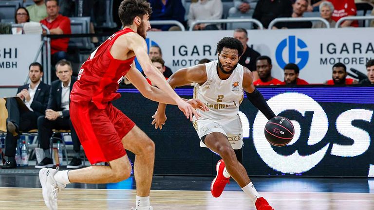 Sieg in Bamberg! Die Bayern ziehen ins Pokal-Halbfinale ein.