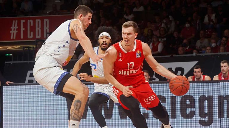 Andreas Obst (r.) überragt beim Bayern-Sieg gegen Crailsheim.