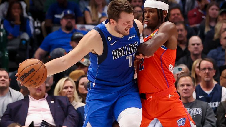 Das Triple-Double von Luca Doncic (l.) reichte den Dallas Mavericks nicht. 