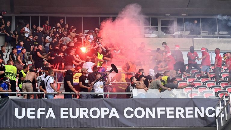 Zwischen Fans des 1. FC Köln und den Nizza-Fans kam es bei der Partie in der UEFA Conference League zu heftigen Ausschreitungen. 