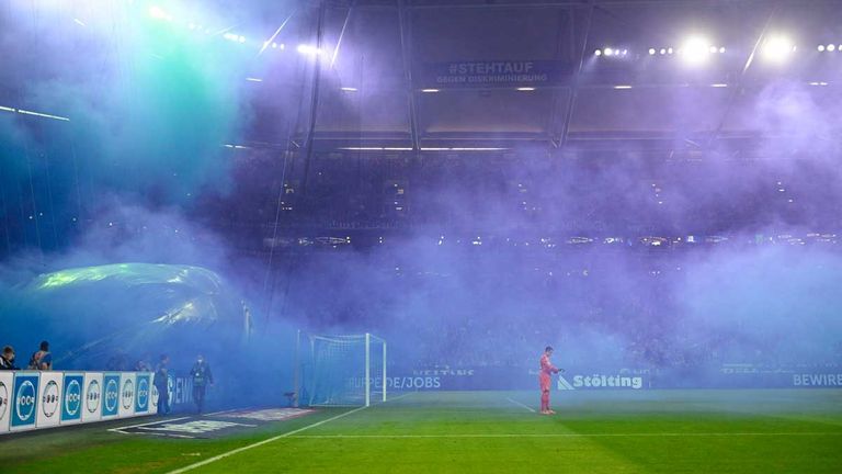 Die Schalke-Fans hüllen die Veltins Arena in blaue Farbe.