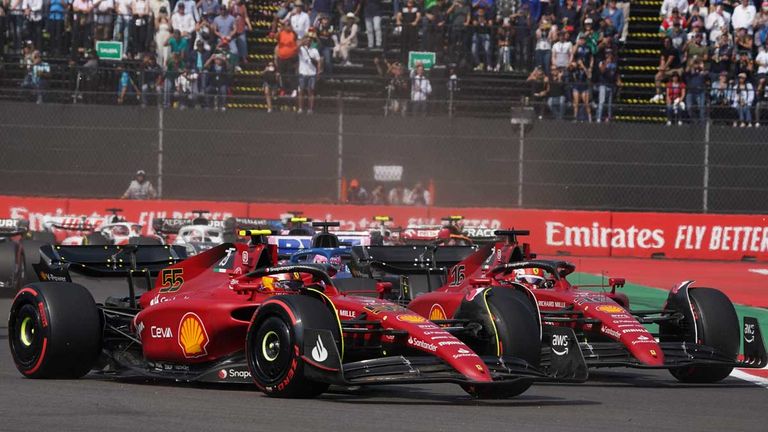 Die Ferrari-Stars Carlos Sainz (vorne) und Charles Leclerc enttäuschen in Mexiko.