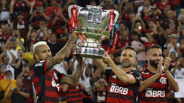 Arturo Vidal (l.) und Digo (mitte) gewinnen mit Flamengo die Copa Libertadores.