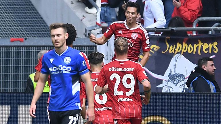 Shinta Appelkamp bejubelt seinen Treffer für Fortuna Düsseldorf gegen Arminia Bielefeld. 