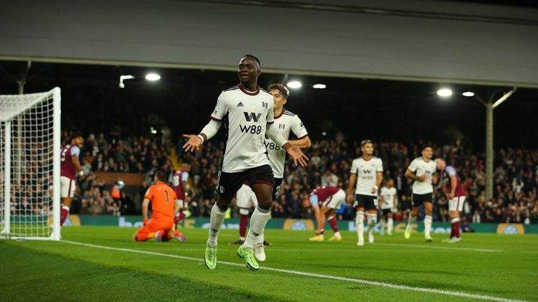 Fulham feiert einen 3:0- Sieg gegen Aston Villa.
