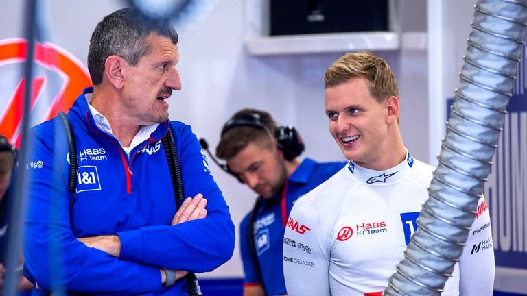 Haas-Teamchef Günther Steiner (l.) lobt Mick Schumacher.