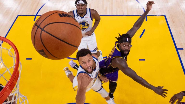 Stephen Curry (vorne) und die Golden State Warriors gewinnen zum NBA-Auftakt das Topspiel gegen die Los Angeles Lakers.