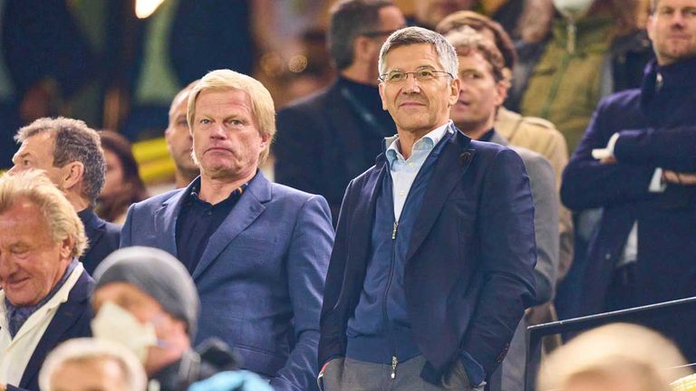 Bayern-Boss Oliver Kahn (l.) macht sich für eine Wiederwahl von Präsident Herbert Hainer stark.