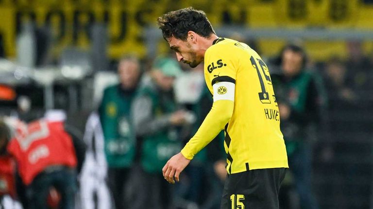 Mats Hummels wird mit Kreislaufproblemen gegen den FC Bayern ausgewechselt.