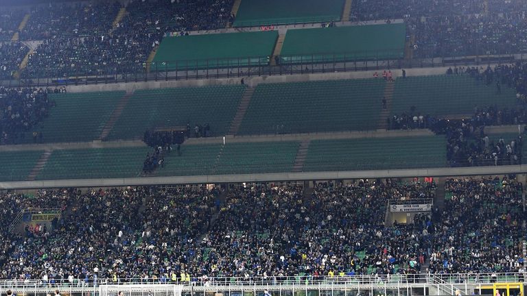 Die Fankurve der Inter-Ultras blieb zunächst leer.