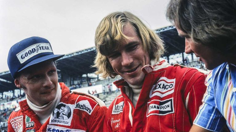Drei Punkte liegt Niki Lauda im Titelshowdown 1976 im japanischen Fuji vor James Hunt. Im strömenden Regen stellt Lauda seinen Ferrari bereits nach zwei Runden ab. McLaren-Pilot Hunt fährt zu Platz drei und sichert sich seinen einzigen Titel.