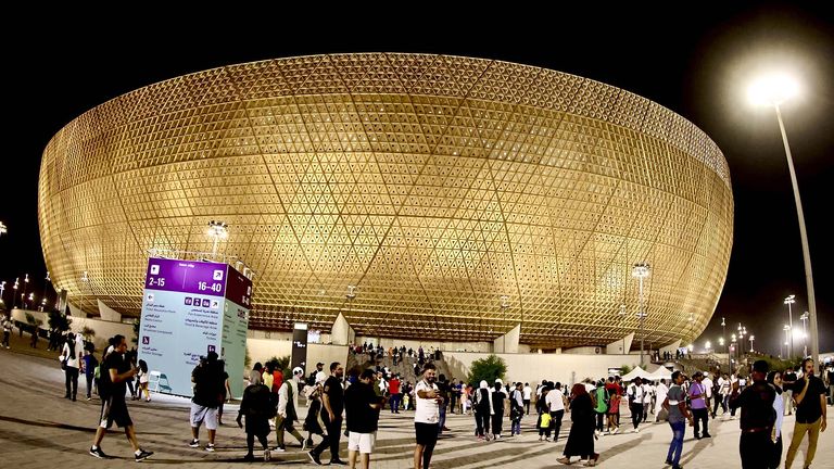Im Lusail Iconic Stadium wird das Finale der WM 2022 stattfinden. Die neue Arena wird Platz für 80.000 Fußball-Fans bieten und ist damit auch das größte Stadion Katars.  Kostenpunkt waren vergleichsweise mickrige 662 Millionen US-Dollar.