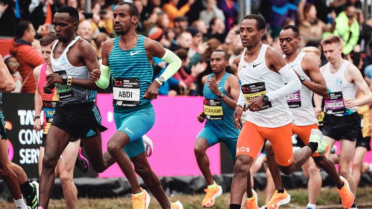 Amos Kipruto (l.) gewinnt den Marathon on London.