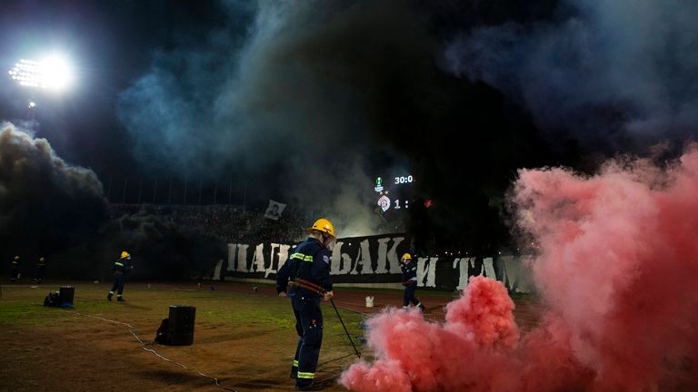 In Belgrad musste das Spiel gleich zwei Mal aufgrund von Pyrotechnik unterbrochen werden.