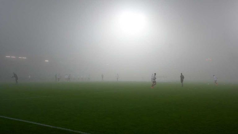 Das Spiel des 1. FC Köln in Tschechien droht wegen Nebels nicht angepfiffen zu werden.