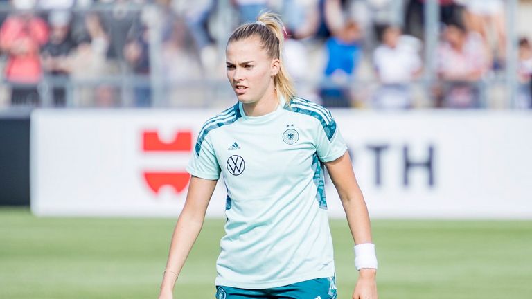 Eintracht-Stürmerin Laura Freigang muss aufgrund einer Schulterverletzung auf eine Reise zum DFB verzichten.