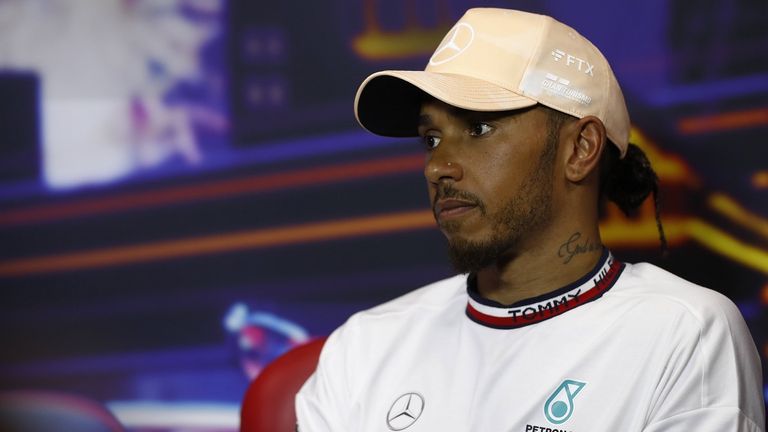 Mercedes muss eine ordentliche Geldstrafe für Lewis Hamiltons Nasenpiercing zahlen. 
