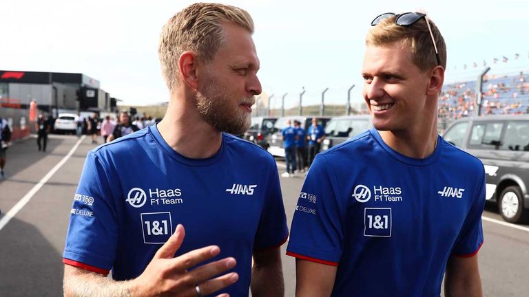 Kevin Magnussen (l.) würde gerne auch im kommenden Jahr mit Mick Schumacher (r.) bei Haas fahren. 
