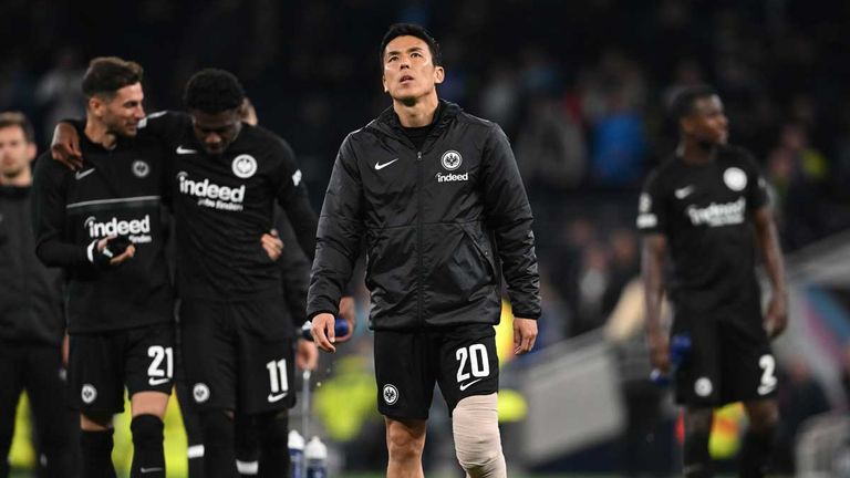Makoto Hasebe (m.) fehlt Eintracht Frankfurt längere Zeit verletzt.
