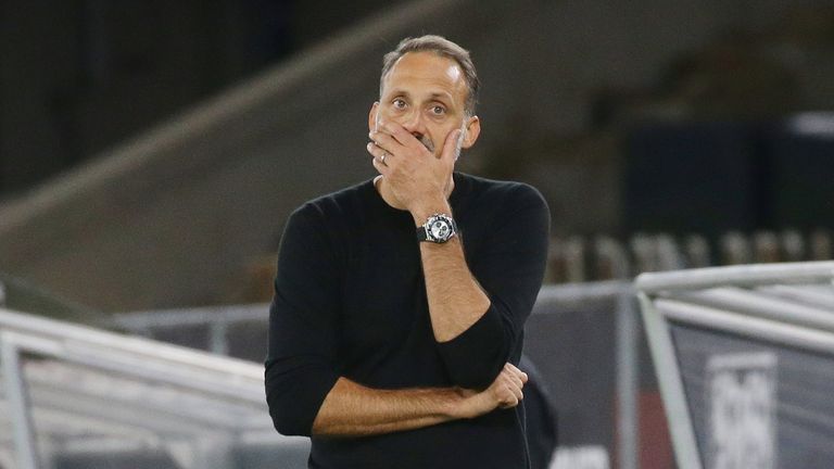 Nach der dritten Niederlage in Folge scheint der Stuhl von VfB-Trainer Pellegrino Matarazzo vor dem Kellerduell ordentlich zu wackeln. 