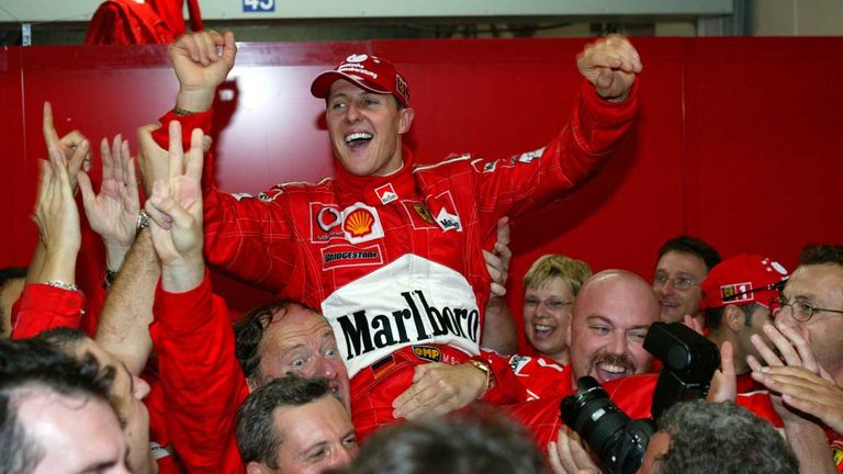 Michael Schumacher schnappt sich in einem chaotischen Suzuka-GP 2003 seinen sechsten WM-Titel. Beim letzten Rennen der Saison reicht Schumacher dabei ein achter Platz im Ferrari, um den entscheidenden Punkt im Fernduell mit Kimi Räikkönen zu holen.