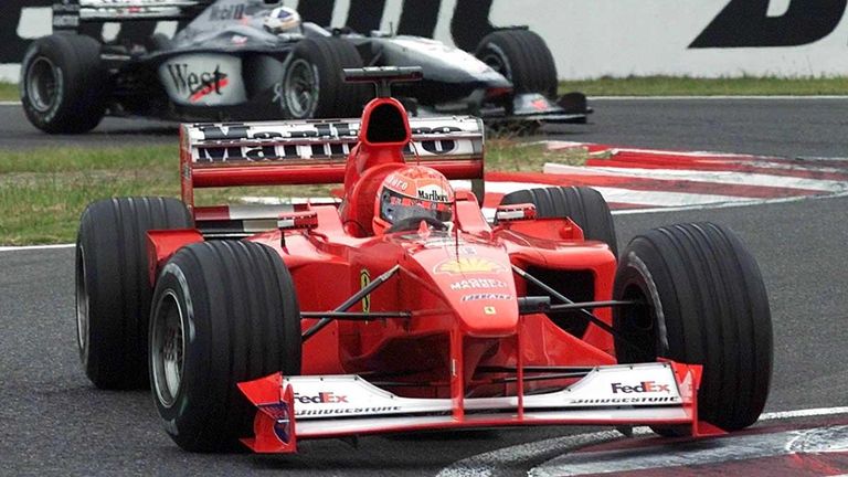 Seinen ersten WM-Titel mit Ferrari sichert sich Michael 2000 in Suzuka. Mit einem knappen Sieg vor seinem Titelrivalen Mika Häkkinen macht der deutsche Superstar im vorletzten Saisonrennen die Meisterschaft perfekt.