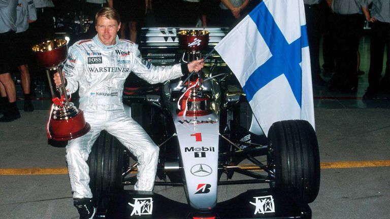 Mit einem Vier-Punkte-Rückstand auf Eddie Irvine geht Mika Häkkinen 1999 in den Titelshowdown in Suzuka. Dort fährt der Finne ein grandioses Rennen und gewinnt mit seinem fünften Saisonsieg seinen zweiten Titel mit McLaren.