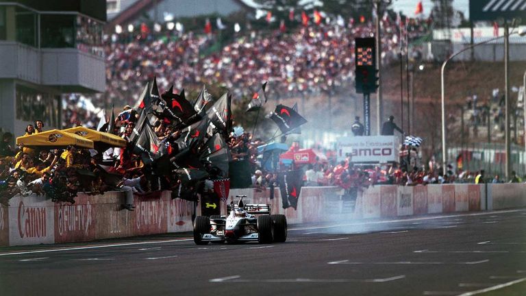 Mika Häkkinen gewinnt 1998 in Suzuka seinen ersten WM-Titel. Vor dem Saisonfinale liegt der McLaren-Pilot vier Zähler vor Schumacher. Der Deutsche muss das Rennen nach einem Reifenschaden aufgeben, Häkkinen fährt zum Sieg und zum Titel.
