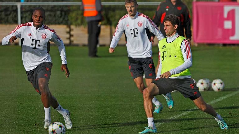 Thomas Müller (r.) ist beim Abschlusstraining des FC Bayern vor dem Duell gegen den FC Barcelona dabei.