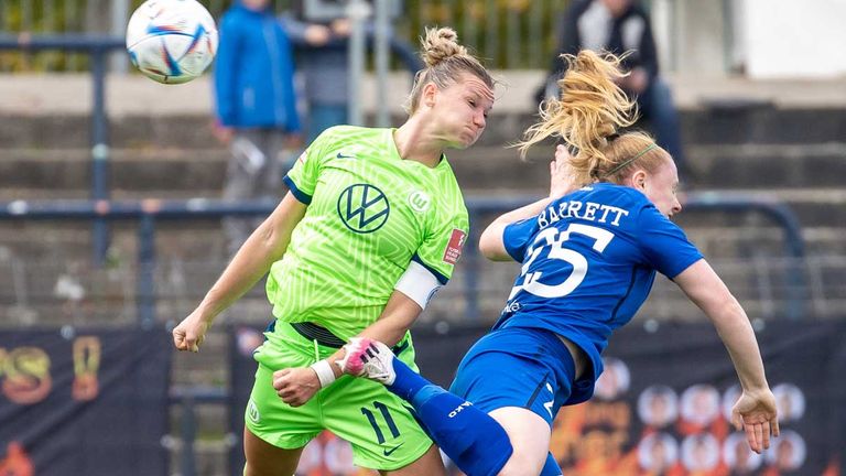 Alexandra Popp (l.) bringt die Wolfsburger Frauen gegen Turbine Potsdam auf die Siegerstraße.