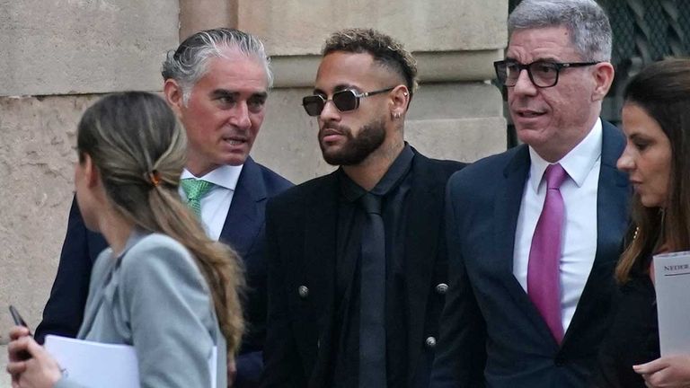 PSG-Star Neymar (mitte) muss sich in Barcelona vor Gericht verantworten.