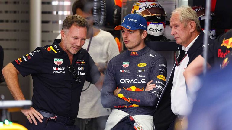 Sorgenvolle Mienen bei den Protagonisten von Red Bull nach Bekanntgabe der FIA-Ergebnisse bezüglich des Kostendeckels. Teamchef Christian Horner, Doppelweltmeister Max Verstappen und Motorsportchef Dr. Helmut Marko in der Team-Garage.