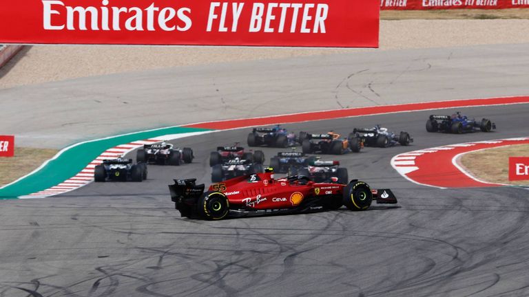 Nach einem Crash mit George Russell dreht sich Ferrari-Pilot Carlos Sainz direkt in der ersten Kurve und schied nachfolgend aus.
