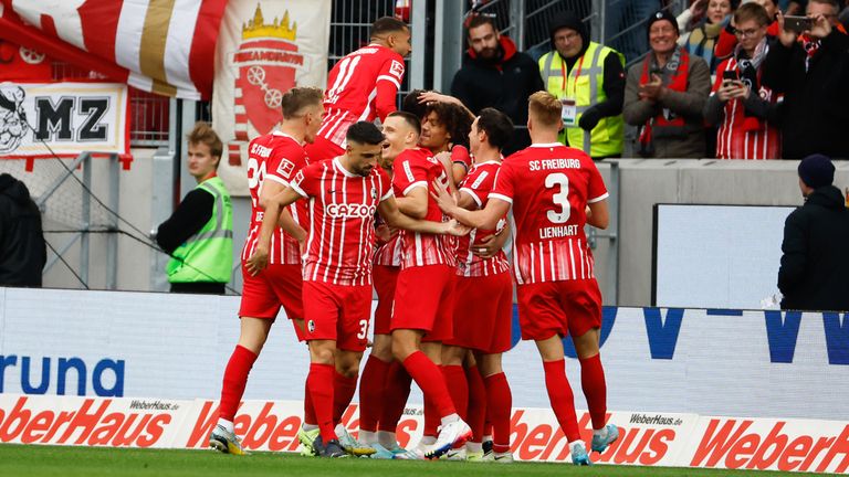 Der SC Freiburg bejubelt den Sieg gegen Mainz.