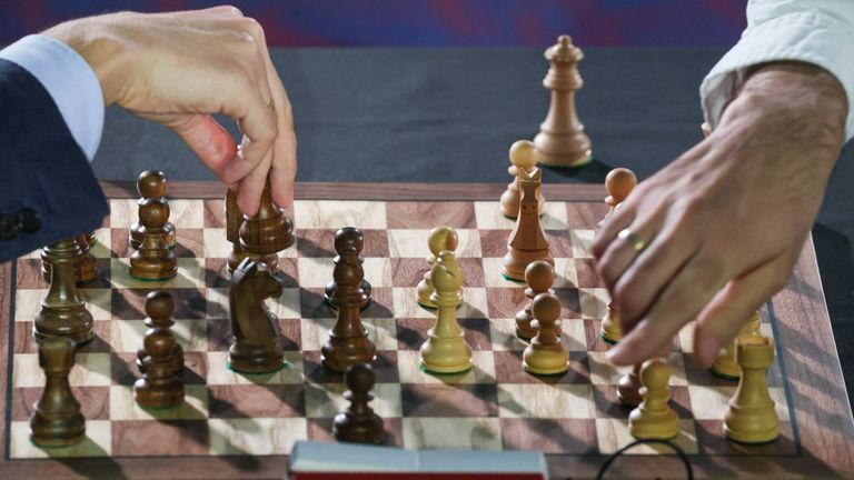 Der amerikanische Schach-Großmeister Hans Niemann hat sich nach den Schummel-Vorwürfen gegen sich zu Wort gemeldet.