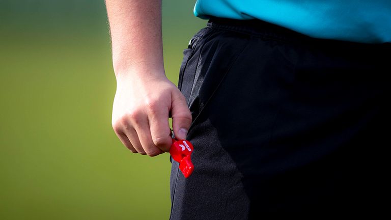 Ein Schiedsrichter in der Bezirksliga wurde ins Krankenhaus geprügelt.