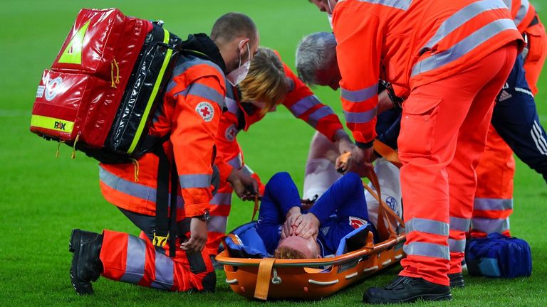 Der Schalker Sepp van den Berg musst nach seiner Verletzung vom Feld getragen wurde. 