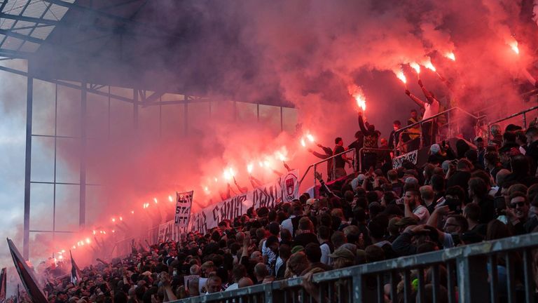 Die Fans des FC St. Pauli brannten im Spiel gegen den 1. FC Nürnberg Pyro ab.
