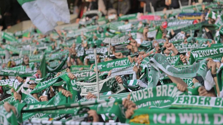 Der SV Werder Bremen stellt seinen Anhängern das neue Ausweichtrikot für die Saison 2022/23 vor.