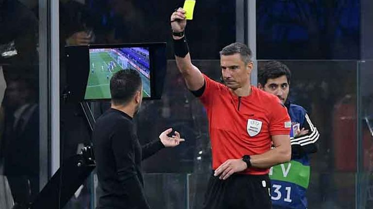 Schiedsrichter Slavko Vincic zeigt Barcelonas Trainer Xavi die Gelbe Karte.