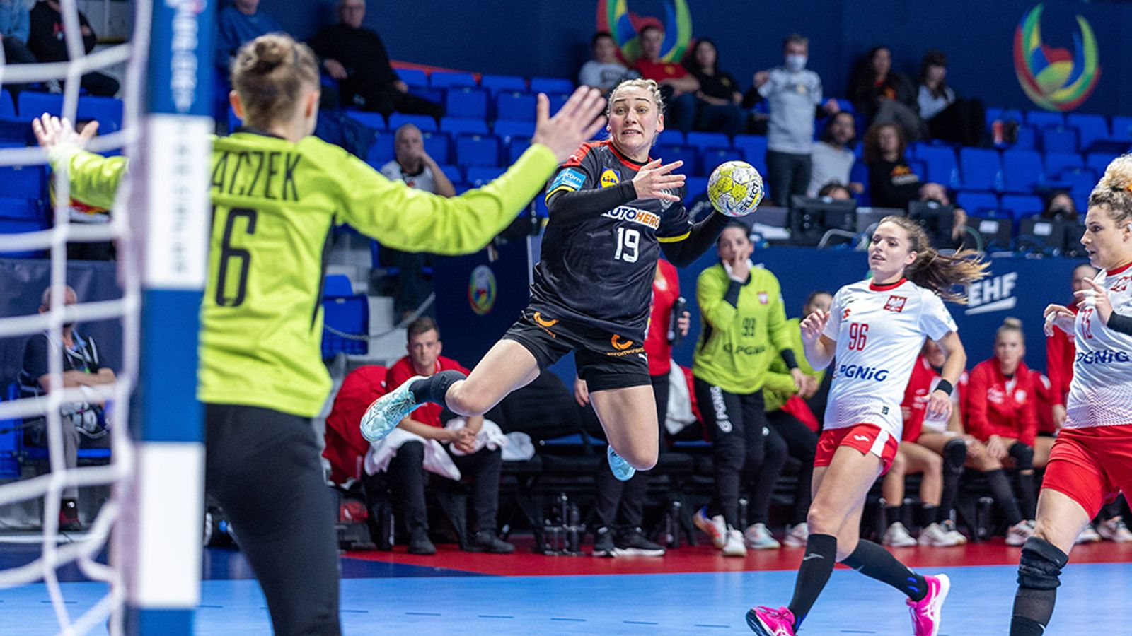 Handball-EM 2022 DHB-Frauen starten mit Sieg gegen Polen Handball News Sky Sport