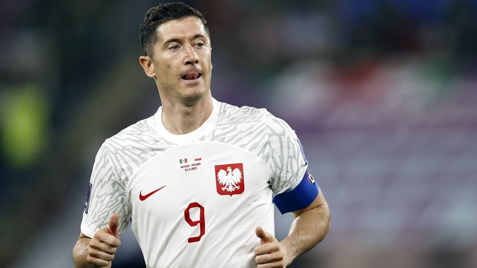 WM 2022 Keine Ukraine-Farben! Polen-Star Lewandowski trägt FIFA-Binde Fußball News Sky Sport