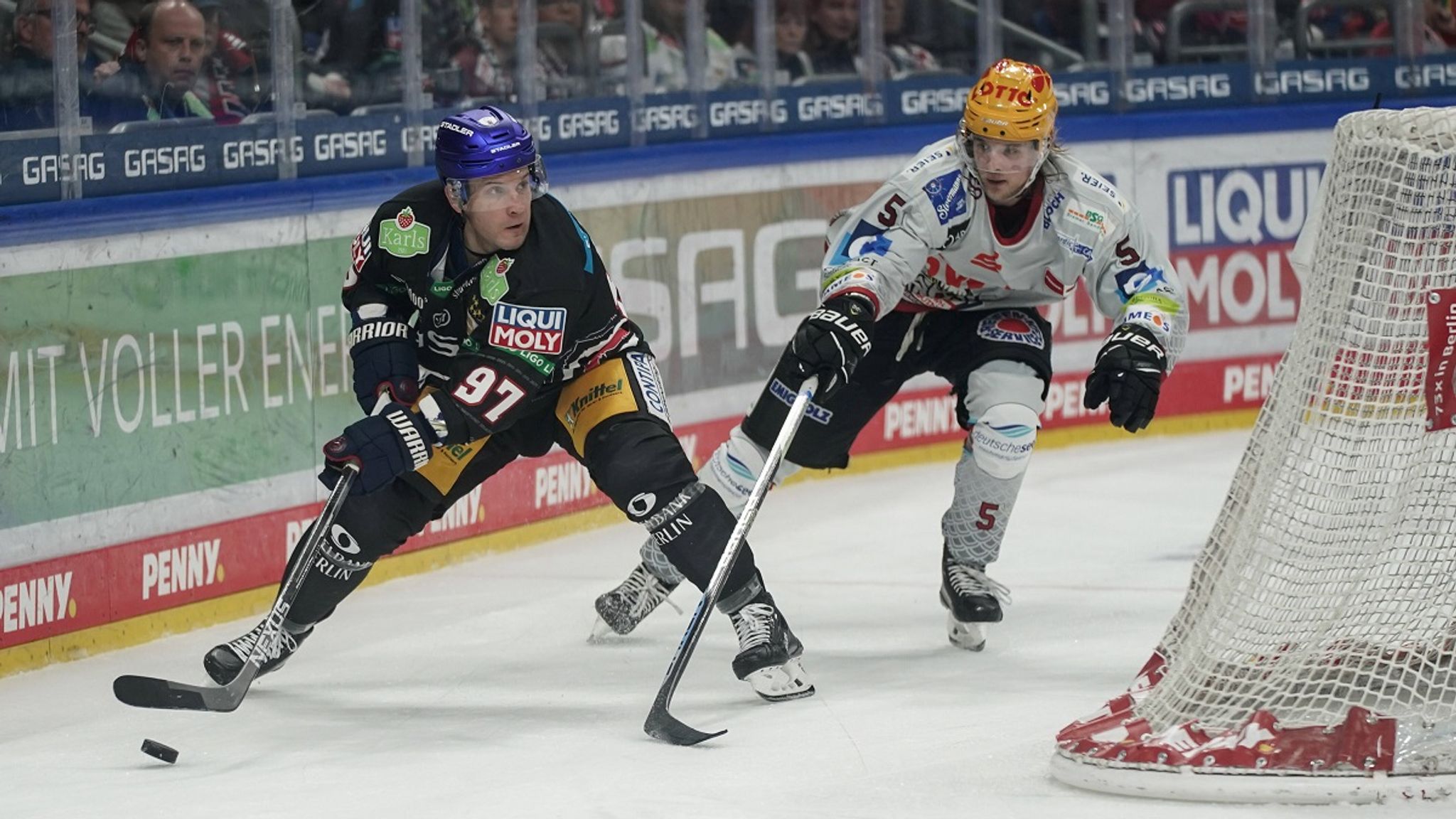 Eishockey Eisbären Berlin und Red Bull München mit Siegen in der DEL