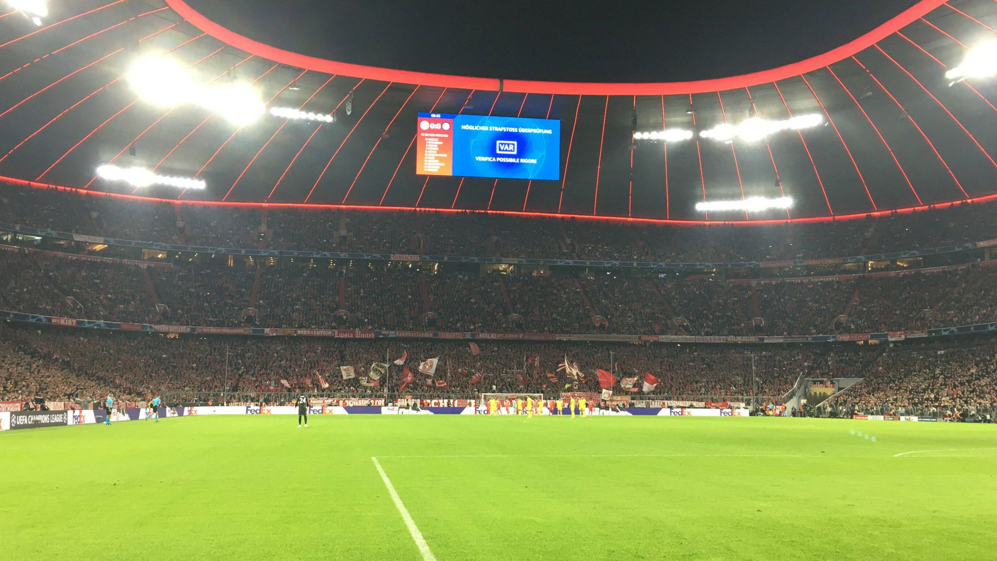 FC Bayern Ballfangzaun in Allianz Arena wegen NFLSpiel abgebaut